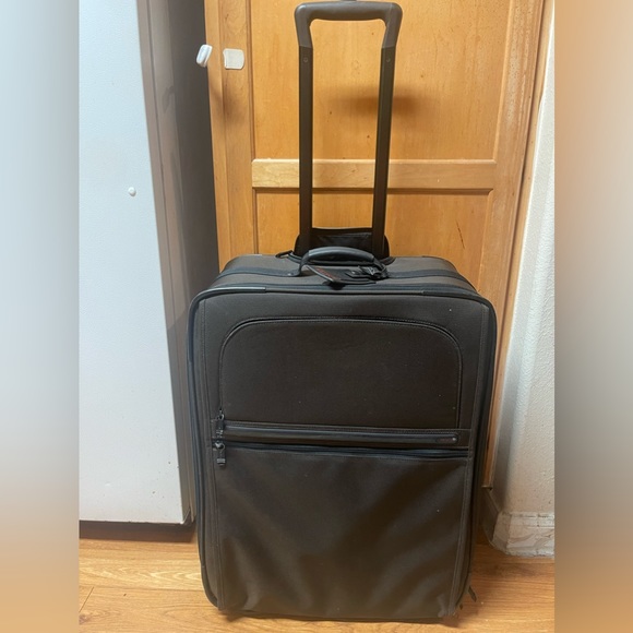 Tumi G4 22904B4 wheeled travel luggage